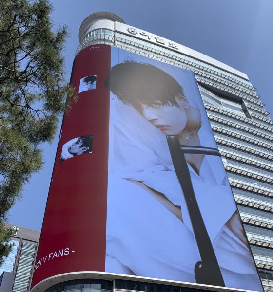 SEÚL (Corea del Sur), 21/03/2026.- Una pantalla gigante muestra la foto de un integrante de la superbanda de K-pop BTS antes de su concierto de este sábado en la plaza de Gwanghwamun, en el centro de Seúl. La superbanda de K-pop BTS celebra este sábado su primer concierto desde 2022, en el corazón de la capital surcoreana, en un evento en el que se espera una congregación de cientos de miles de fans frente a la escenario y alrededores. EFE/Ruy A. Valdés
