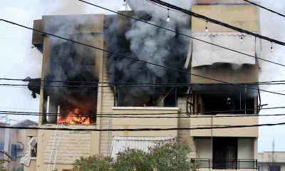 El humo se eleva desde un edificio tras un ataque aéreo israelí que ha alcanzado la zona de Haret Saida, en Sidón, al sur del Líbano, el 14 de marzo de 2026. EFE/EPA/STRINGER
