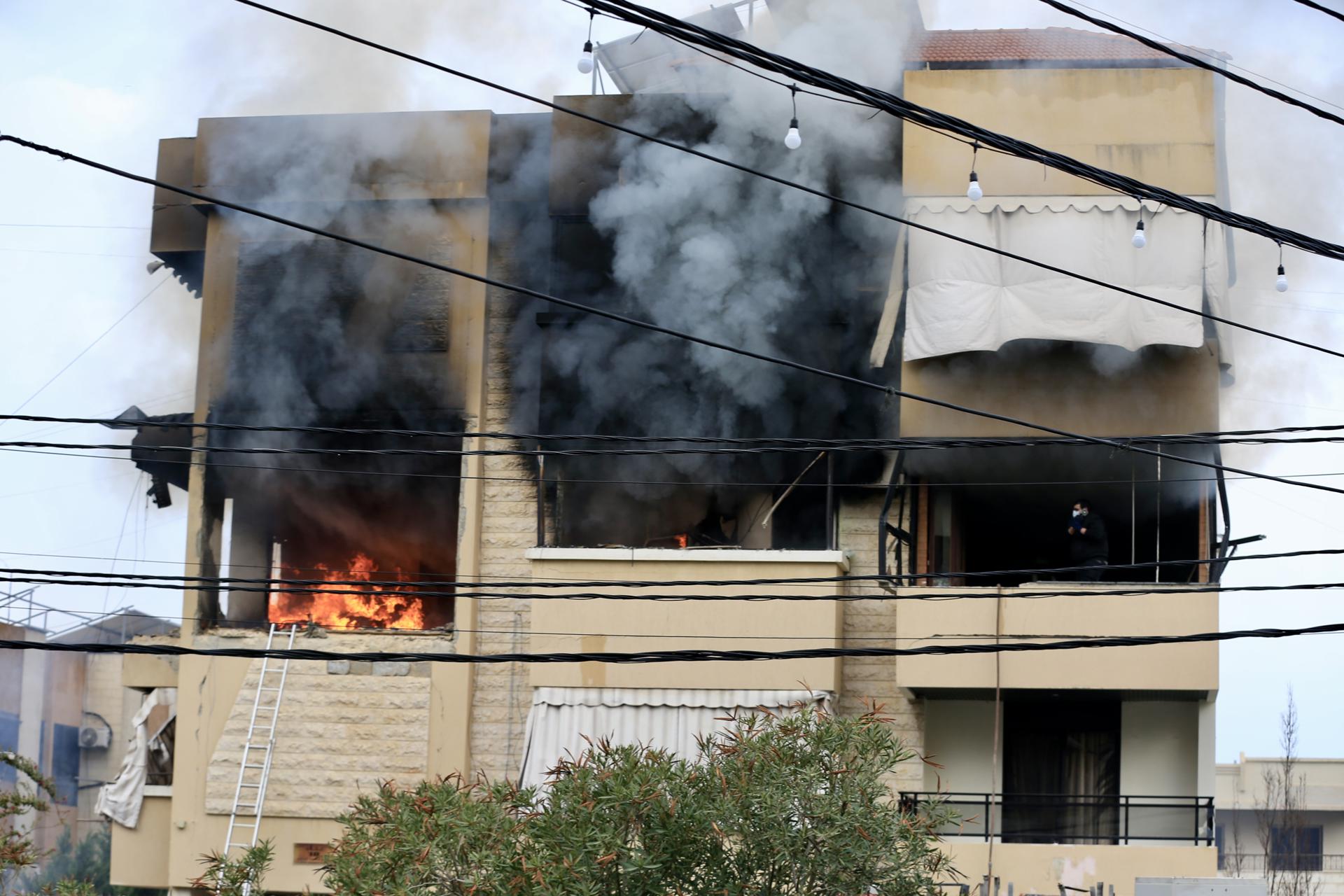 El humo se eleva desde un edificio tras un ataque aéreo israelí que ha alcanzado la zona de Haret Saida, en Sidón, al sur del Líbano, el 14 de marzo de 2026. EFE/EPA/STRINGER
