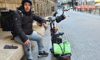 Fotografía donde aparece el guatemalteco Sergio Ajche sentado junto a su moto que usa para repartir comida a domicilio en la parte baja de Manhattan en Nueva York. Imagen de archivo. EFE/Ruth E. Hernández