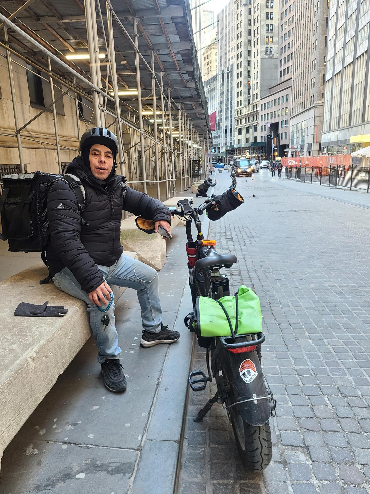 Fotografía donde aparece el guatemalteco Sergio Ajche sentado junto a su moto que usa para repartir comida a domicilio en la parte baja de Manhattan en Nueva York. Imagen de archivo. EFE/Ruth E. Hernández