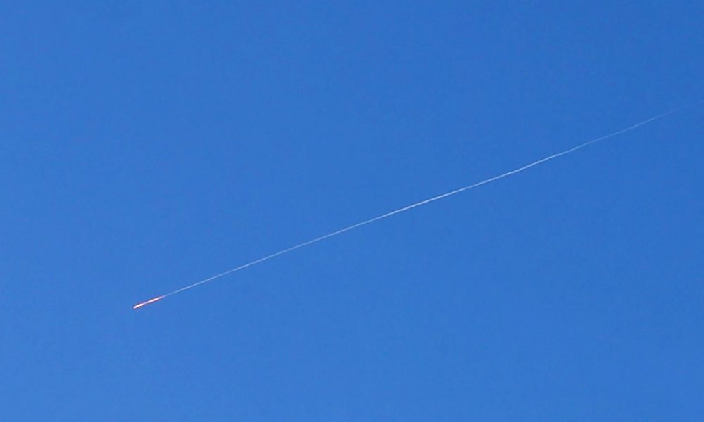 La defensa aérea israelí intercepta un proyectil sobre Jerusalén, Israel, 08 de marzo de 2026. Irán lanzó continuos ataques de represalia en toda la región tras una operación militar conjunta israelí-estadounidense que comenzó en las primeras horas del 28 de febrero de 2026, dirigiéndose a múltiples ubicaciones en Irán. (Jerusalén) EFE/EPA/ABIR SULTAN