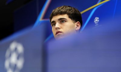 El jugador del FC Barcelona Pau Cubarsí durante la rueda de prensa posterior al entrenamiento que el equipo azulgrana ha realizado en la ciudad deportiva Joan Gamper para preparar el partido de vuelta de los octavos de final de la Liga de campeones que mañana disputarán ante el Newcastle. EFE/Alejandro García