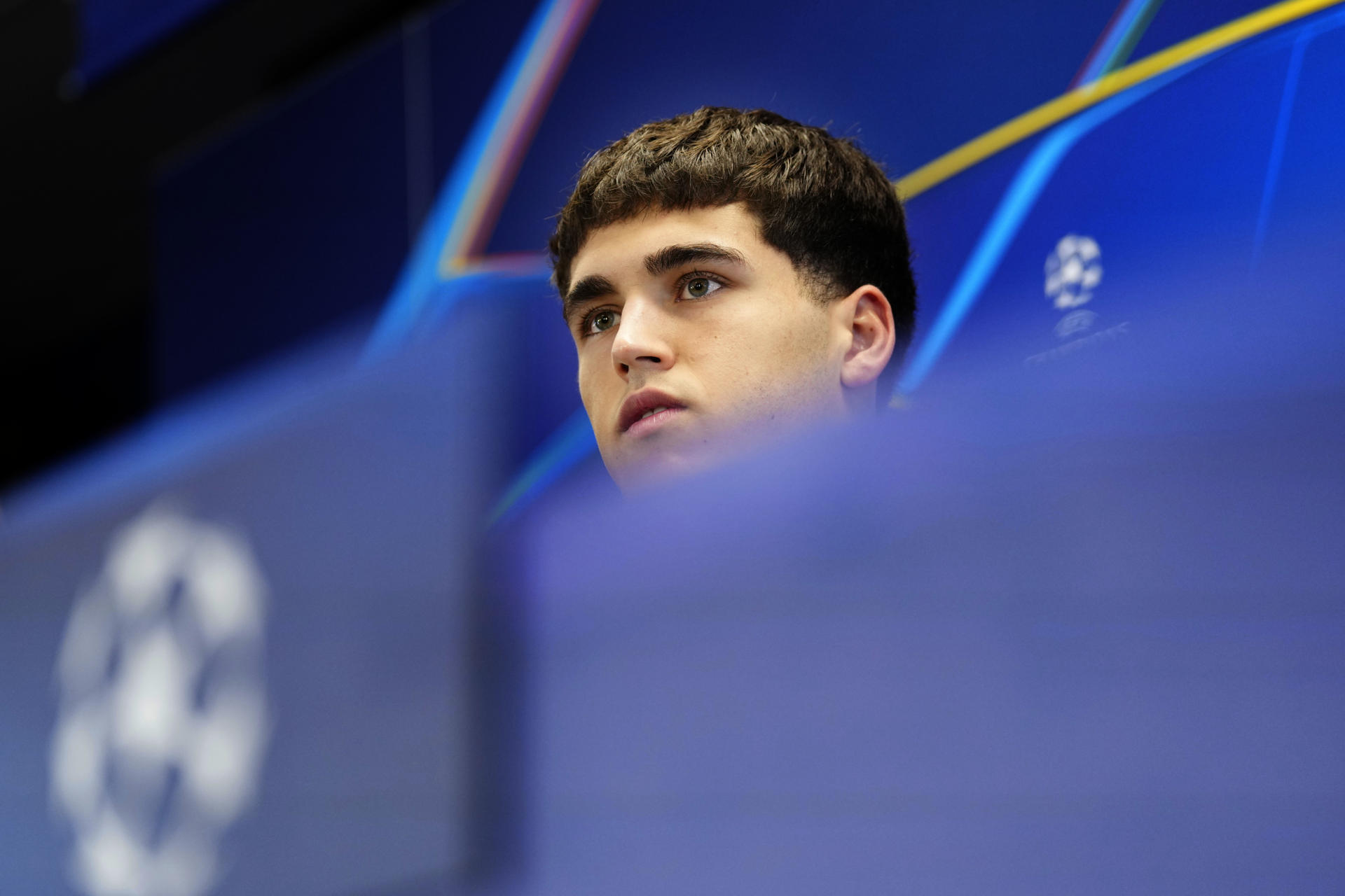 El jugador del FC Barcelona Pau Cubarsí durante la rueda de prensa posterior al entrenamiento que el equipo azulgrana ha realizado en la ciudad deportiva Joan Gamper para preparar el partido de vuelta de los octavos de final de la Liga de campeones que mañana disputarán ante el Newcastle. EFE/Alejandro García