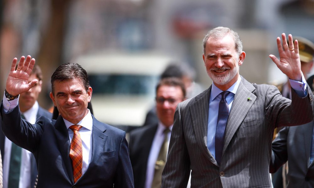 El rey Felipe VI y el presidente de Bolivia, Rodrigo Paz, saludan este jueves, en La Paz (Bolivia). EFE/ Gabriel Márquez