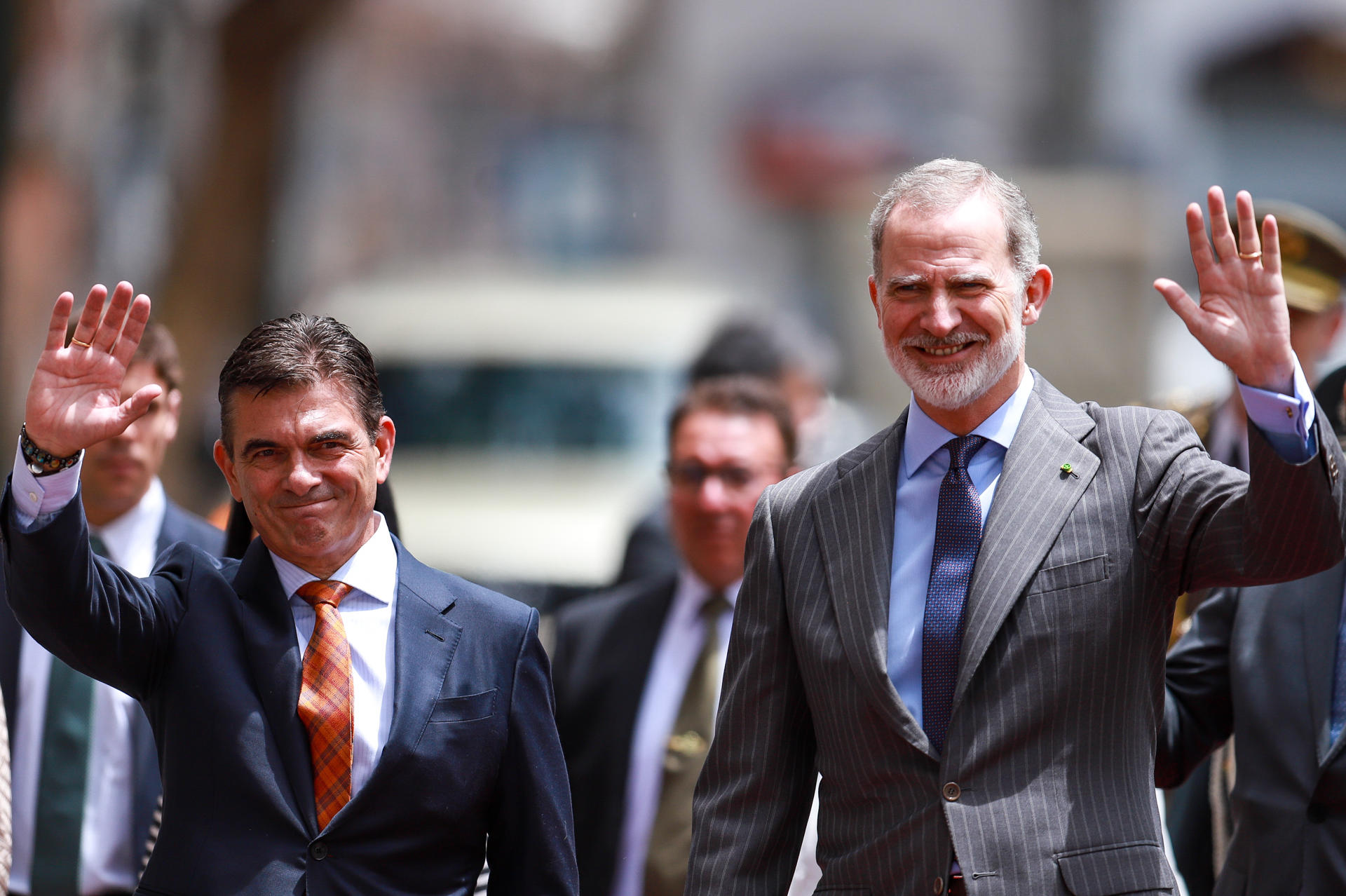 El rey Felipe VI y el presidente de Bolivia, Rodrigo Paz, saludan este jueves, en La Paz (Bolivia). EFE/ Gabriel Márquez