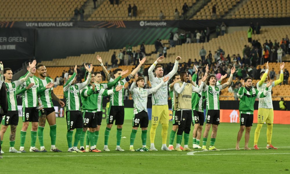 Los jugadores del Betis celebran la victoria con la afición al finalizar el partido de vuelta de los octavos de final de la Liga Europa que Real Betis y Panathinaikos FC jugaron este jueves en el estadio de La Cartuja, en Sevilla. EFE/Raúl Caro.