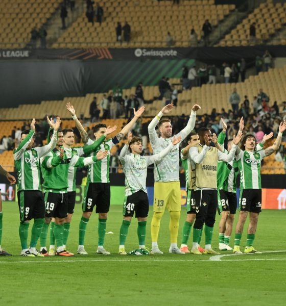 Los jugadores del Betis celebran la victoria con la afición al finalizar el partido de vuelta de los octavos de final de la Liga Europa que Real Betis y Panathinaikos FC jugaron este jueves en el estadio de La Cartuja, en Sevilla. EFE/Raúl Caro.