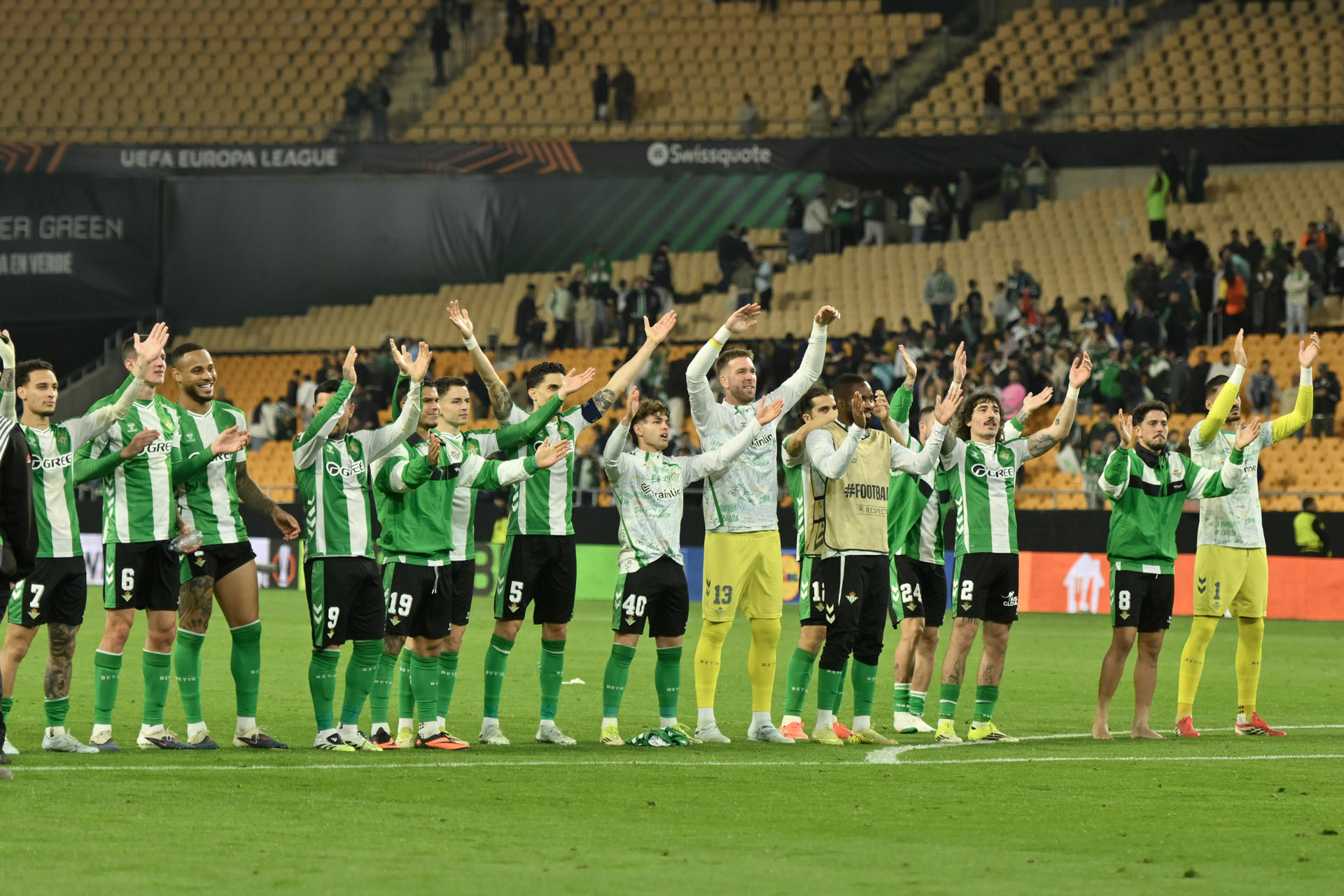 Los jugadores del Betis celebran la victoria con la afición al finalizar el partido de vuelta de los octavos de final de la Liga Europa que Real Betis y Panathinaikos FC jugaron este jueves en el estadio de La Cartuja, en Sevilla. EFE/Raúl Caro.