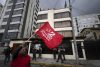 Un hombre agita una bandera durante una manifestación frente a la Embajada de Cuba en Ecuador este jueves, en Quito (Ecuador). EFE/ José Jácome

