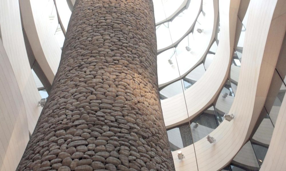 .- Imagen de archivo del alpinsita kazajo Denis Urubko,durante su escalada al "Ciprés fósil", de 26 metros de alto y 90 toneladas, en 2013, dentro de los actos del Bilbao Mendi Film. EFE/Luis Tejido