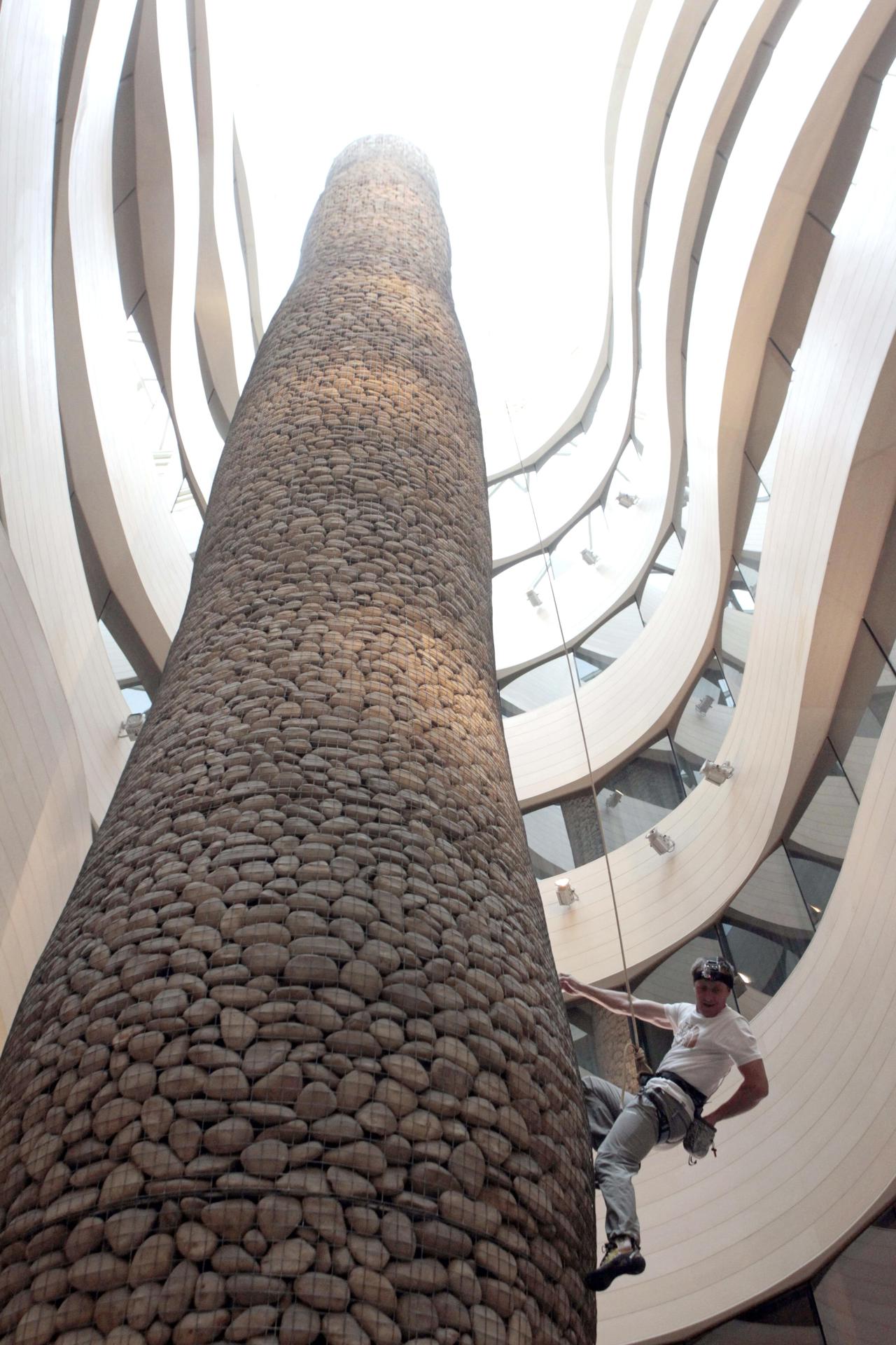 .- Imagen de archivo del alpinsita kazajo Denis Urubko,durante su escalada al "Ciprés fósil", de 26 metros de alto y 90 toneladas, en 2013, dentro de los actos del Bilbao Mendi Film. EFE/Luis Tejido