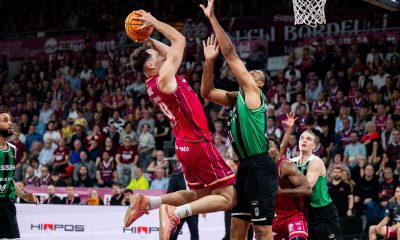 El alero de Hiopos Lleida, Mikel Sanz, entra a canasta ante el ala-pívot del Asisa Joventut, Jabari Parker, durante el encuentro correspondiente a la fase regular de la Liga Endesa que disputaron en el pabellón Barris Nord de Lleida. EFE/Alex López