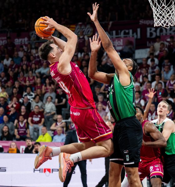 El alero de Hiopos Lleida, Mikel Sanz, entra a canasta ante el ala-pívot del Asisa Joventut, Jabari Parker, durante el encuentro correspondiente a la fase regular de la Liga Endesa que disputaron en el pabellón Barris Nord de Lleida. EFE/Alex López
