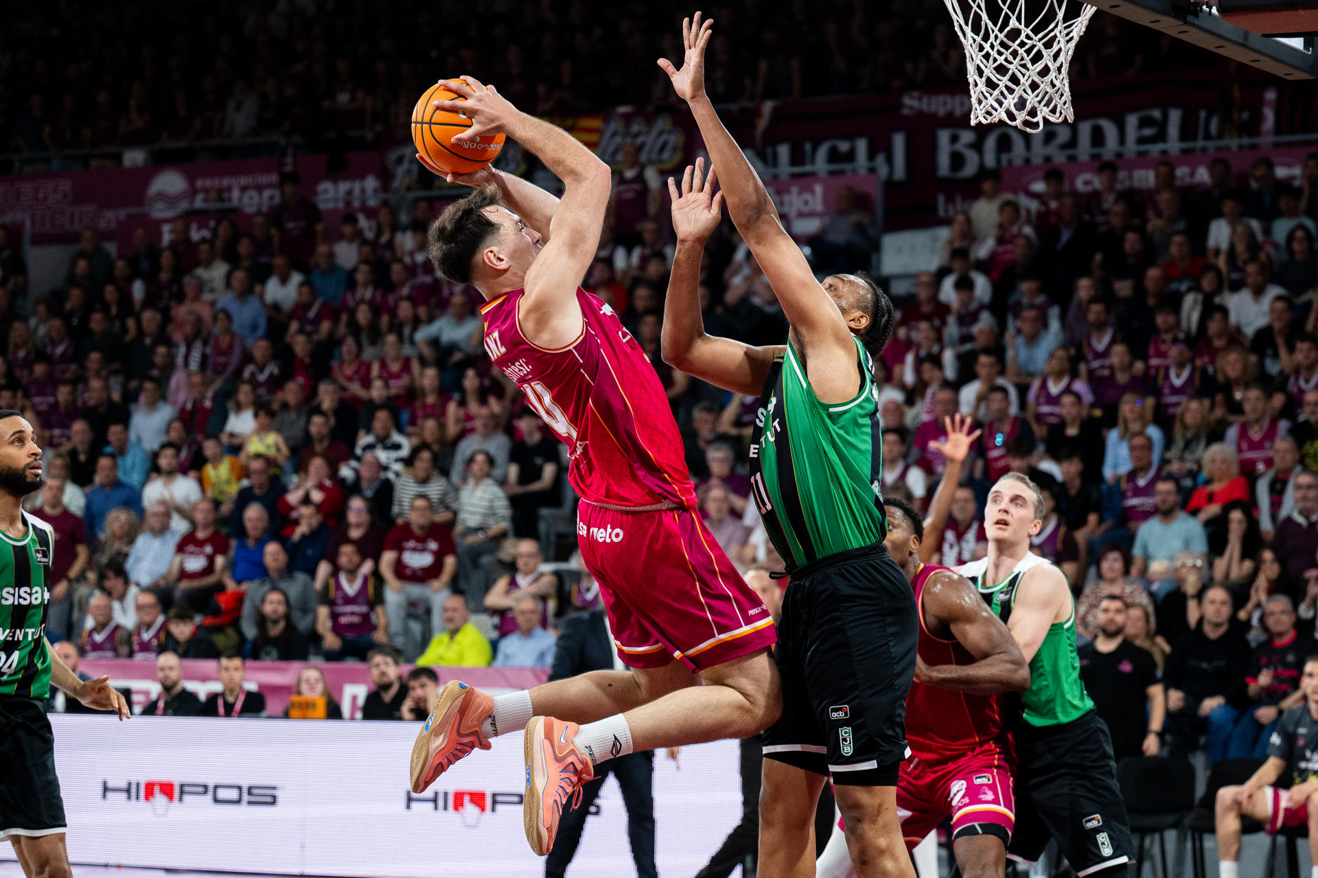 El alero de Hiopos Lleida, Mikel Sanz, entra a canasta ante el ala-pívot del Asisa Joventut, Jabari Parker, durante el encuentro correspondiente a la fase regular de la Liga Endesa que disputaron en el pabellón Barris Nord de Lleida. EFE/Alex López