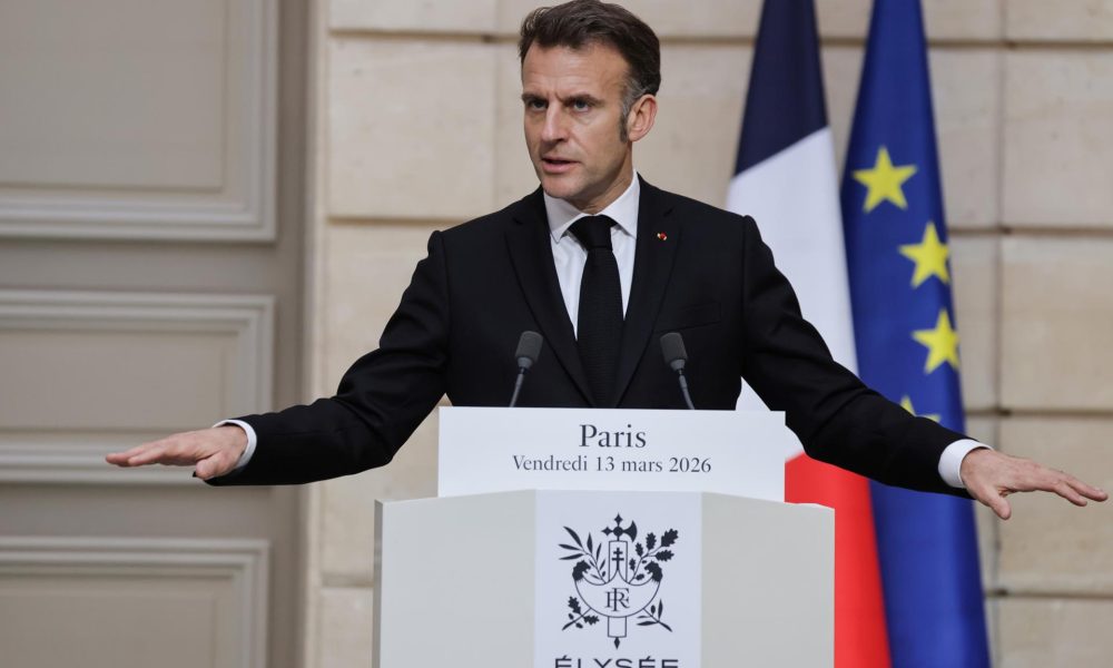 El presidente francés Emmanuel Macron, este viernes durante una conferencia de prensa conjunta con el presidente ucraniano, Volodímir Zelenski, tras sus conversaciones en el Palacio del Elíseo en París, Francia. EFE/EPA/LUDOVIC MARIN / POOL MAXPPP OUT