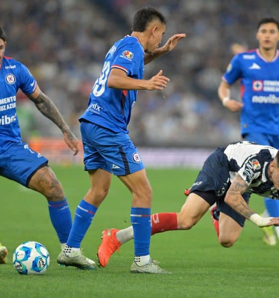 Luca Orellano (d) de Monterrey disputa el balón con Carlos Rodriguez (c) y Gabriel Fernandez de Cruz Azul el pasado sábado, en un partido de la Liga MX entre Monterrey y Cruz Azul, en el estadio BBVA en Guadalupe (México). EFE/Miguel Sierra