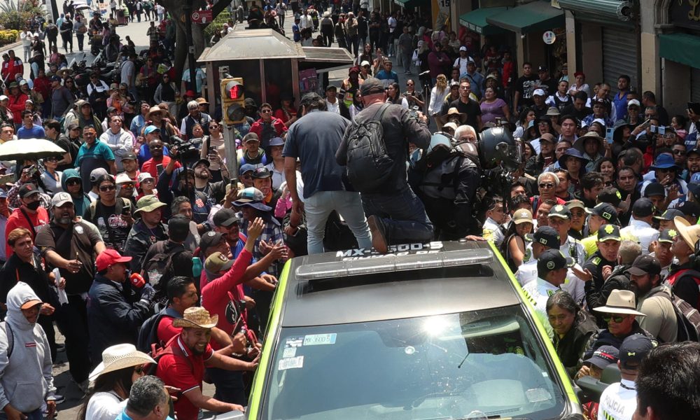 Profesores de la Coordinadora Nacional de Trabajadores de la Educación (CNTE), se manifiestan el miércoles 18 de marzo, en Ciudad de México (México). EFE/ Madla Hartz