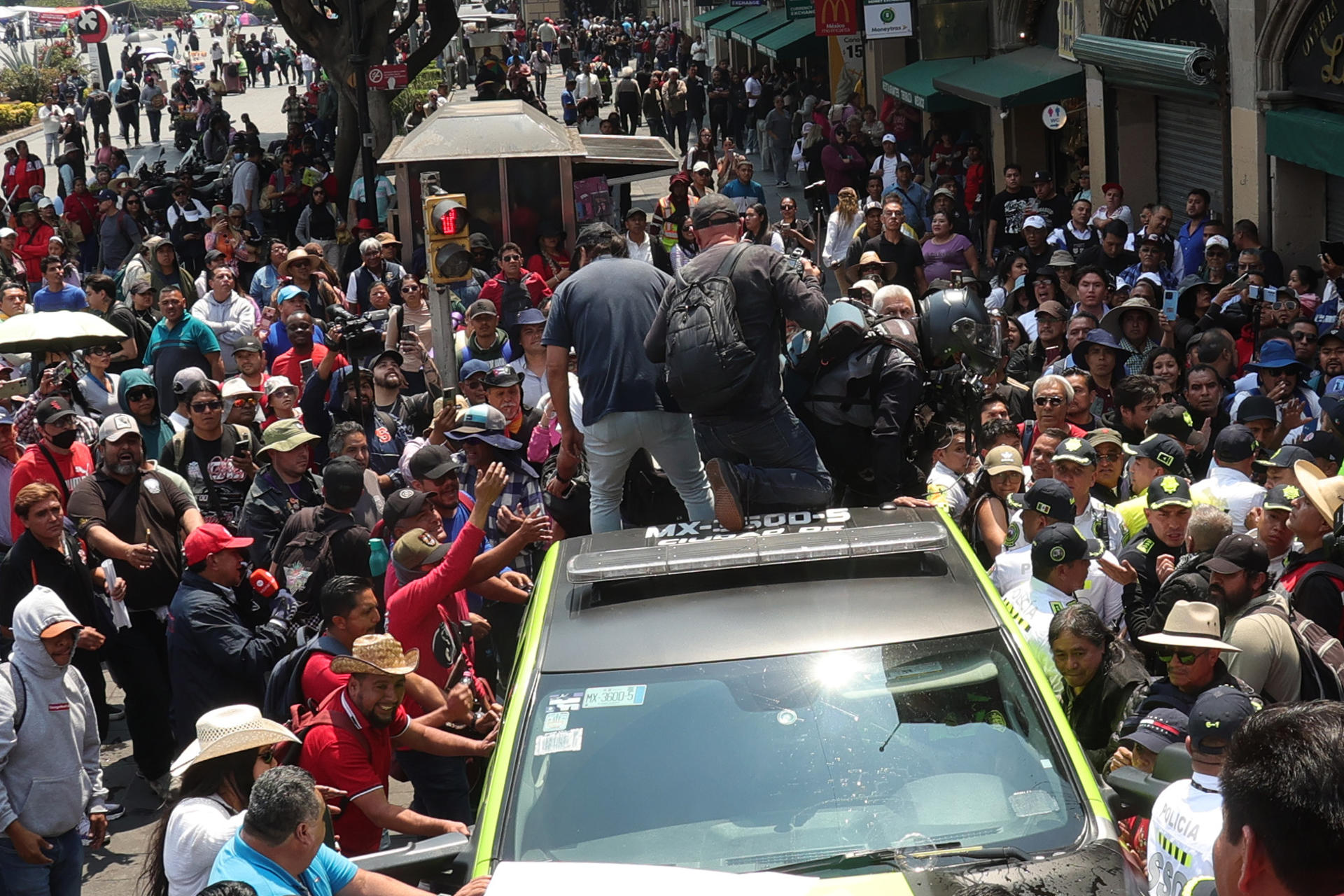 Profesores de la Coordinadora Nacional de Trabajadores de la Educación (CNTE), se manifiestan el miércoles 18 de marzo, en Ciudad de México (México). EFE/ Madla Hartz