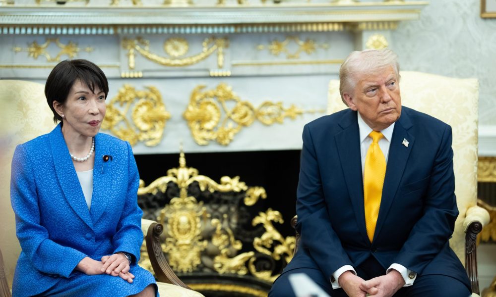 Washington, 19/03/2026.- El presidente estadounidense DonaldTrump (derecha) se reúne con la primera ministra japonesa Sanae Takaichi (izquierda) en el Despacho Oval de la Casa Blanca en Washington, D.C., EE. UU., el 19 de marzo de 2026. EFE/EPA/Aaron Schwartz /POOL