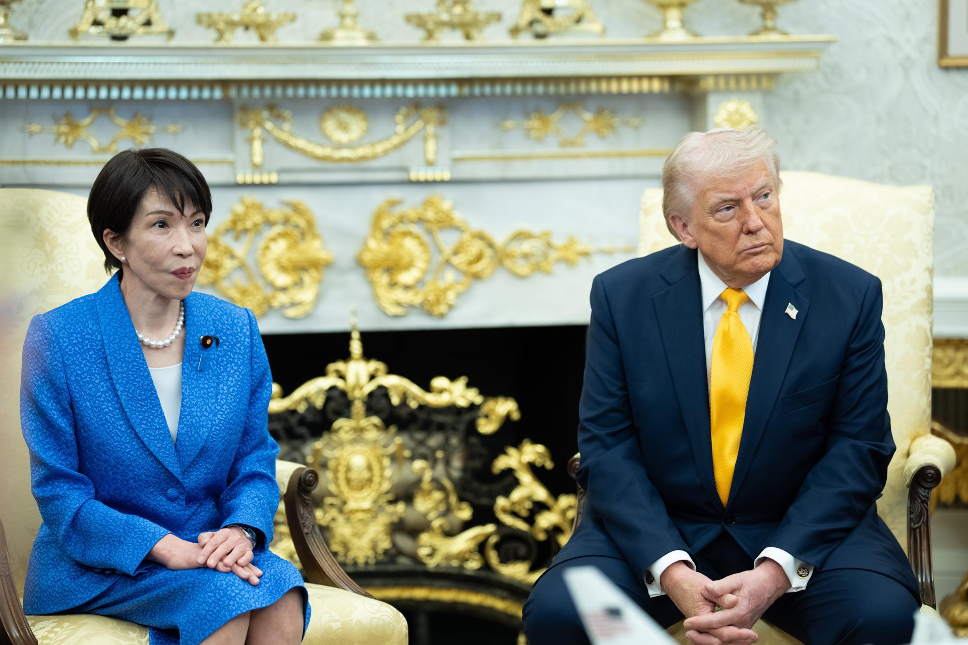 Washington, 19/03/2026.- El presidente estadounidense DonaldTrump (derecha) se reúne con la primera ministra japonesa Sanae Takaichi (izquierda) en el Despacho Oval de la Casa Blanca en Washington, D.C., EE. UU., el 19 de marzo de 2026. EFE/EPA/Aaron Schwartz /POOL