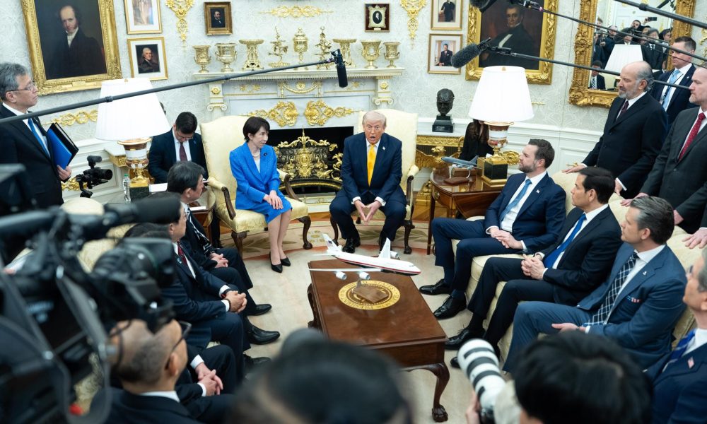 El presidente de EE.UU., Donald Trump, junto a la primera ministra de Japón, Sanae Takaichi. EFE/Aaron Schwartz