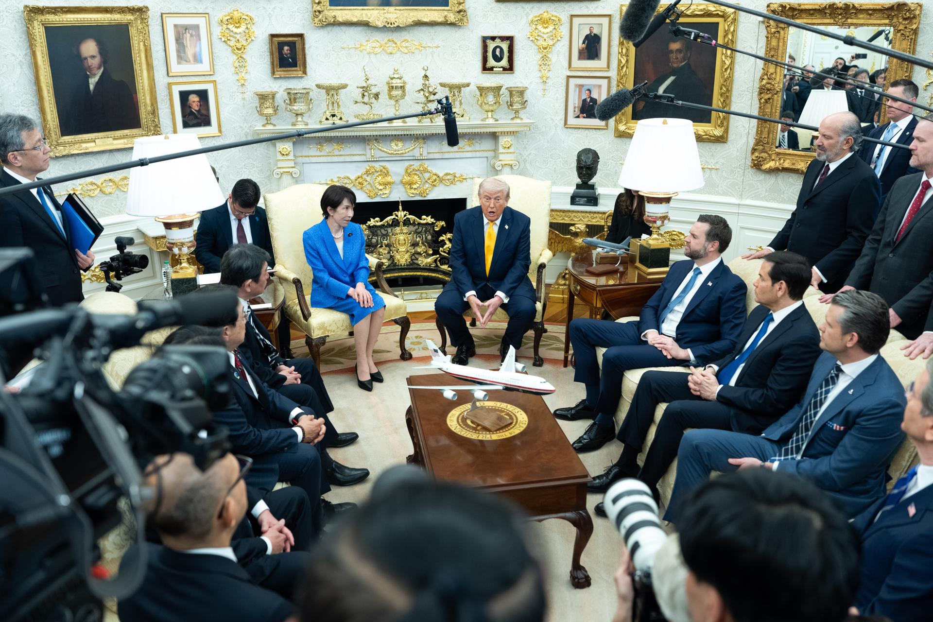 El presidente de EE.UU., Donald Trump, junto a la primera ministra de Japón, Sanae Takaichi. EFE/Aaron Schwartz