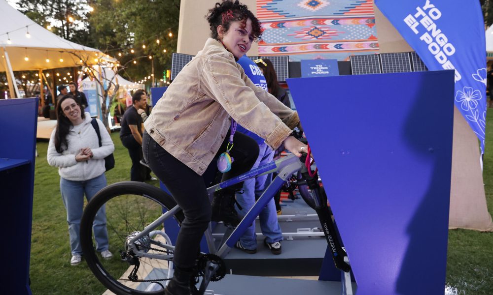 Una persona monta en bicicleta este viernes, en la Aldea de Sostenibilidad del Festival Estéreo Picnic (FEP) en Bogotá (Colombia). EFE/ Mauricio Dueñas Castañeda