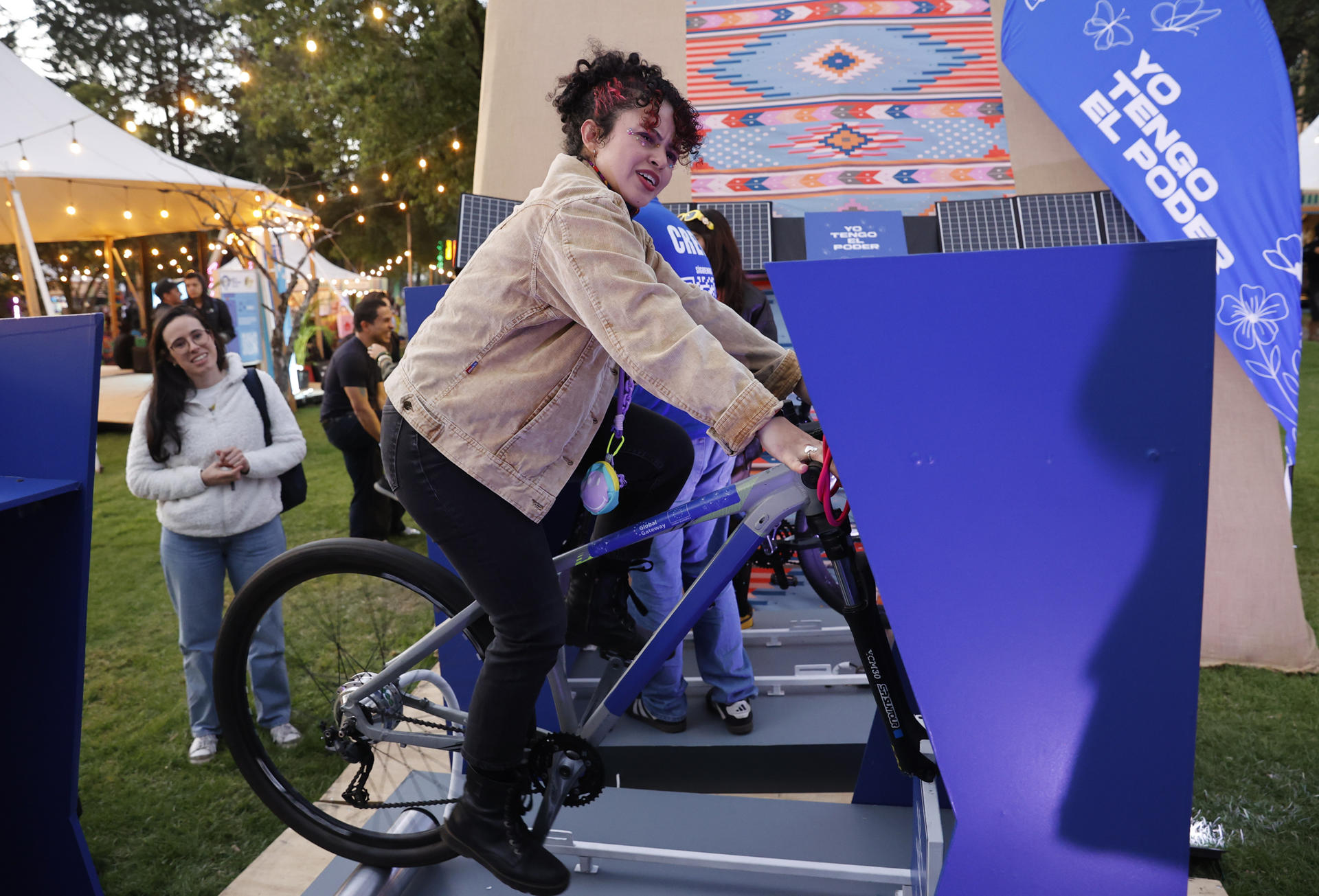 Una persona monta en bicicleta este viernes, en la Aldea de Sostenibilidad del Festival Estéreo Picnic (FEP) en Bogotá (Colombia). EFE/ Mauricio Dueñas Castañeda