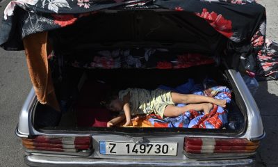 Imagen de archivo de un niño desplazado, que duerme en el maletero de un coche en una calle de Beirut. EFE/ Wael Hamzeh