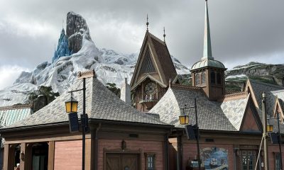 Vista de los tejados y decorados del reino de ‘Arendelle’, del mundo de Frozen en el 'Disney Adventure World'. Disneyland París abrió este domingo las puertas de la mayor expansión de su historia, un segundo parque de atracciones llamado 'Disney Adventure World' justo al lado del original, cuyo mayor reclamo es un mundo inspirado en las películas de 'Frozen'. A las 8 de la mañana, a falta de una hora para la inauguración, personas de todas las edades se agolpaban frente a la entrada del reino del ratón Mickey. EFE/ Pol Lloberas Cardona