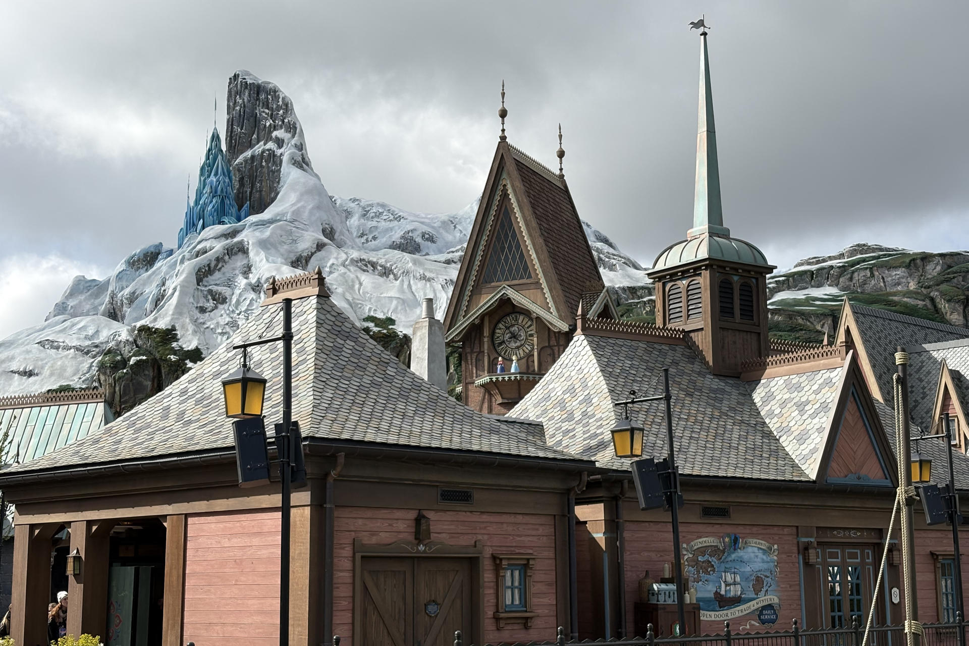Vista de los tejados y decorados del reino de ‘Arendelle’, del mundo de Frozen en el 'Disney Adventure World'. Disneyland París abrió este domingo las puertas de la mayor expansión de su historia, un segundo parque de atracciones llamado 'Disney Adventure World' justo al lado del original, cuyo mayor reclamo es un mundo inspirado en las películas de 'Frozen'. A las 8 de la mañana, a falta de una hora para la inauguración, personas de todas las edades se agolpaban frente a la entrada del reino del ratón Mickey. EFE/ Pol Lloberas Cardona