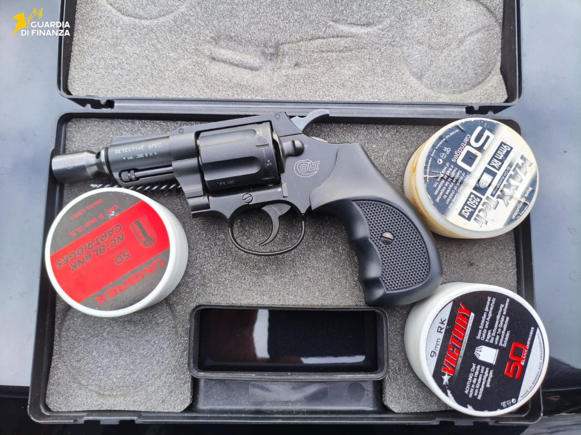 La Guardia di Finanza de Italia ha detenido a 20 personas en Italia y España en una operación internacional contra el tráfico de drogas, tras incautar grandes cantidades de estupefacientes que adquirían en Marruecos para su distribución en Italia y en Barcelona (España). Según informaron este lunes las autoridades italianas, la investigación, dirigida por la Fiscalía de Milán y con el respaldo de la Dirección Nacional Antimafia y Antiterrorismo y de Eurojust, contra una asociación delictiva, concluyó con la detención de veinte personas en Milán, Barcelona y Marbella (España). .-EFE/ Guardia De Finanza ***SOLO USO EDITORIAL/SOLO DISPONIBLE PARA ILUSTRAR LA NOTICIA QUE ACOMPAÑA (CRÉDITO OBLIGATORIO)***