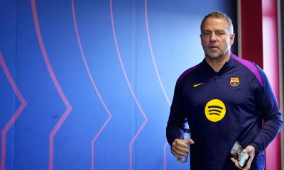 El entrenador del FC Barcelona, Hansi Flick, durante la rueda de prensa posterior al entrenamiento que el equipo azulgrana ha realizado en la ciudad deportiva Joan Gamper para preparar el partido de vuelta de los octavos de final de la Liga de campeones que mañana disputarán ante el Newcastle. EFE/Alejandro García