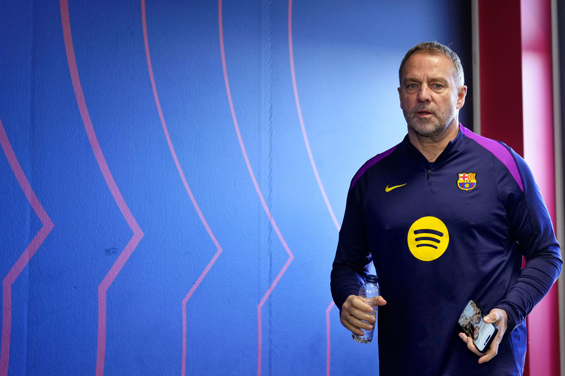 El entrenador del FC Barcelona, Hansi Flick, durante la rueda de prensa posterior al entrenamiento que el equipo azulgrana ha realizado en la ciudad deportiva Joan Gamper para preparar el partido de vuelta de los octavos de final de la Liga de campeones que mañana disputarán ante el Newcastle. EFE/Alejandro García