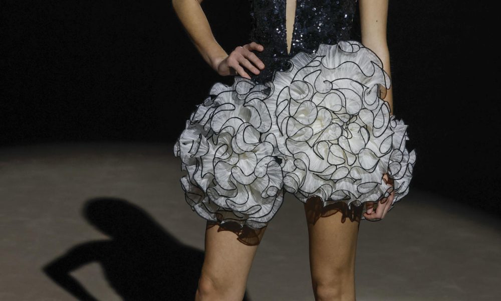 Una modelo con una de las creaciones del diseñador español Hannibal Laguna en la Semana de la Moda de Madrid. EFE/ J.J. Guillén