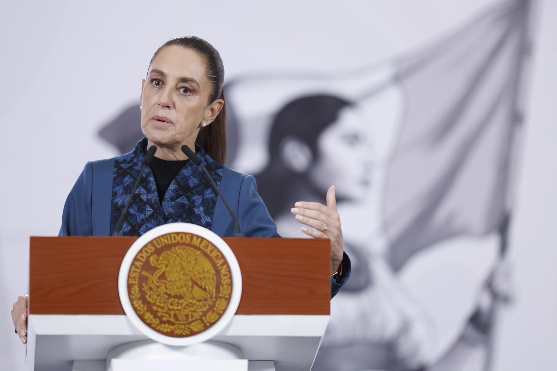 La presidenta de México, Claudia Sheinbaum, habla durante una rueda de prensa este viernes en Palacio Nacional de la Ciudad de México (México). EFE/Sáshenka Gutiérrez