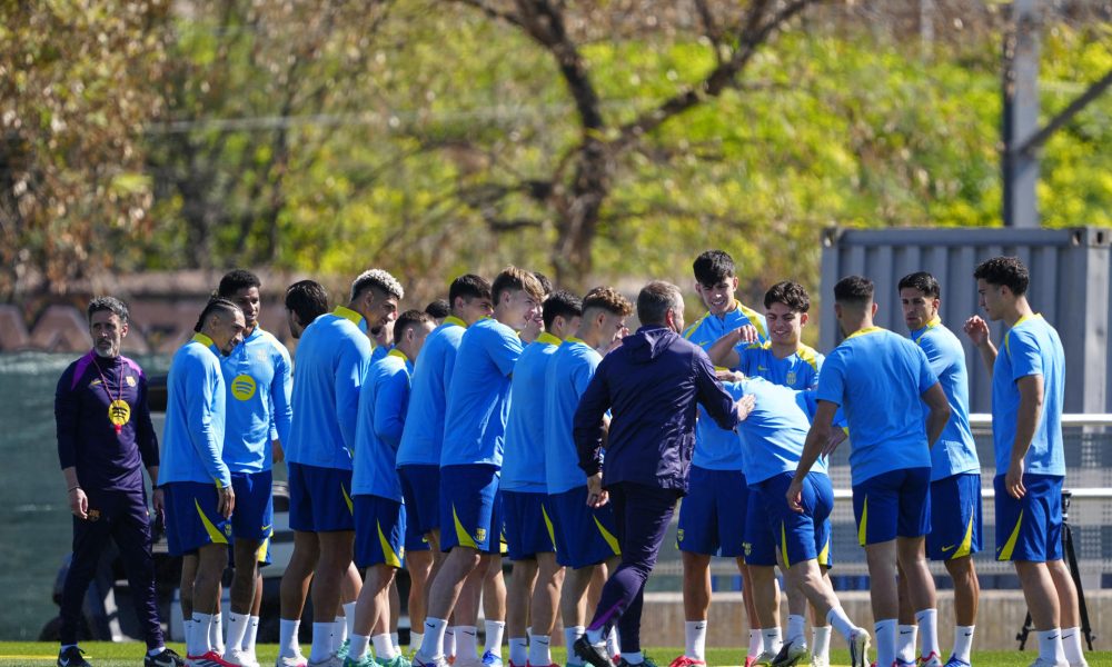 Los jugadores del FC Barcelona durante el entrenamiento realizado en la ciudad deportiva Joan Gamper para preparar el partido de vuelta de los octavos de final de la Liga de campeones ante el Newcastle. EFE/Alejandro García