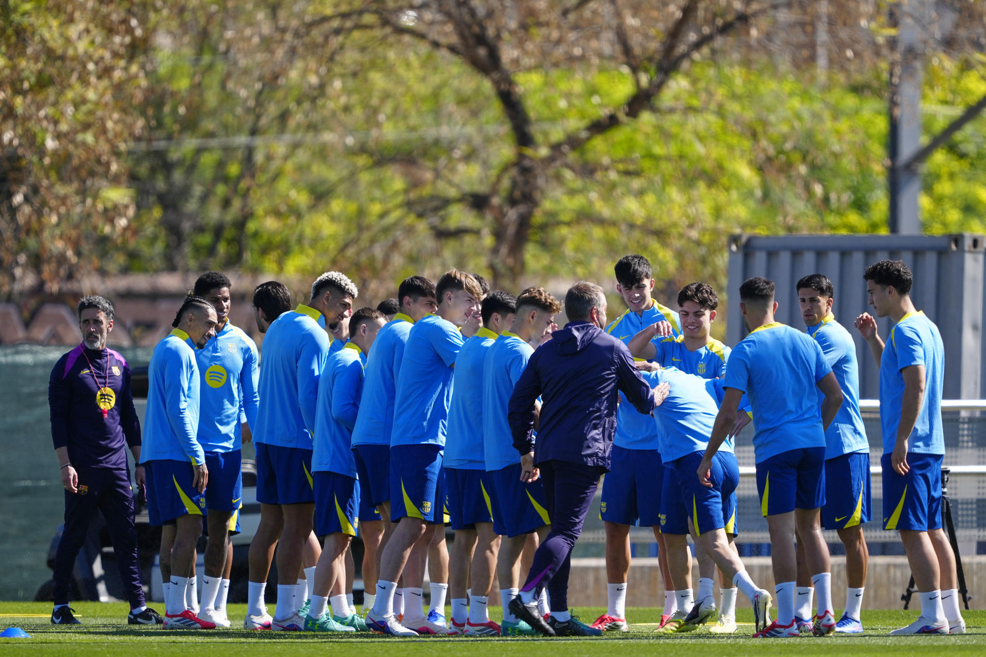 Los jugadores del FC Barcelona durante el entrenamiento realizado en la ciudad deportiva Joan Gamper para preparar el partido de vuelta de los octavos de final de la Liga de campeones ante el Newcastle. EFE/Alejandro García