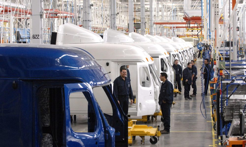 Empleados trabajan en una planta de de automóviles en México. Imagen de archivo. FE/Mario Guzmán