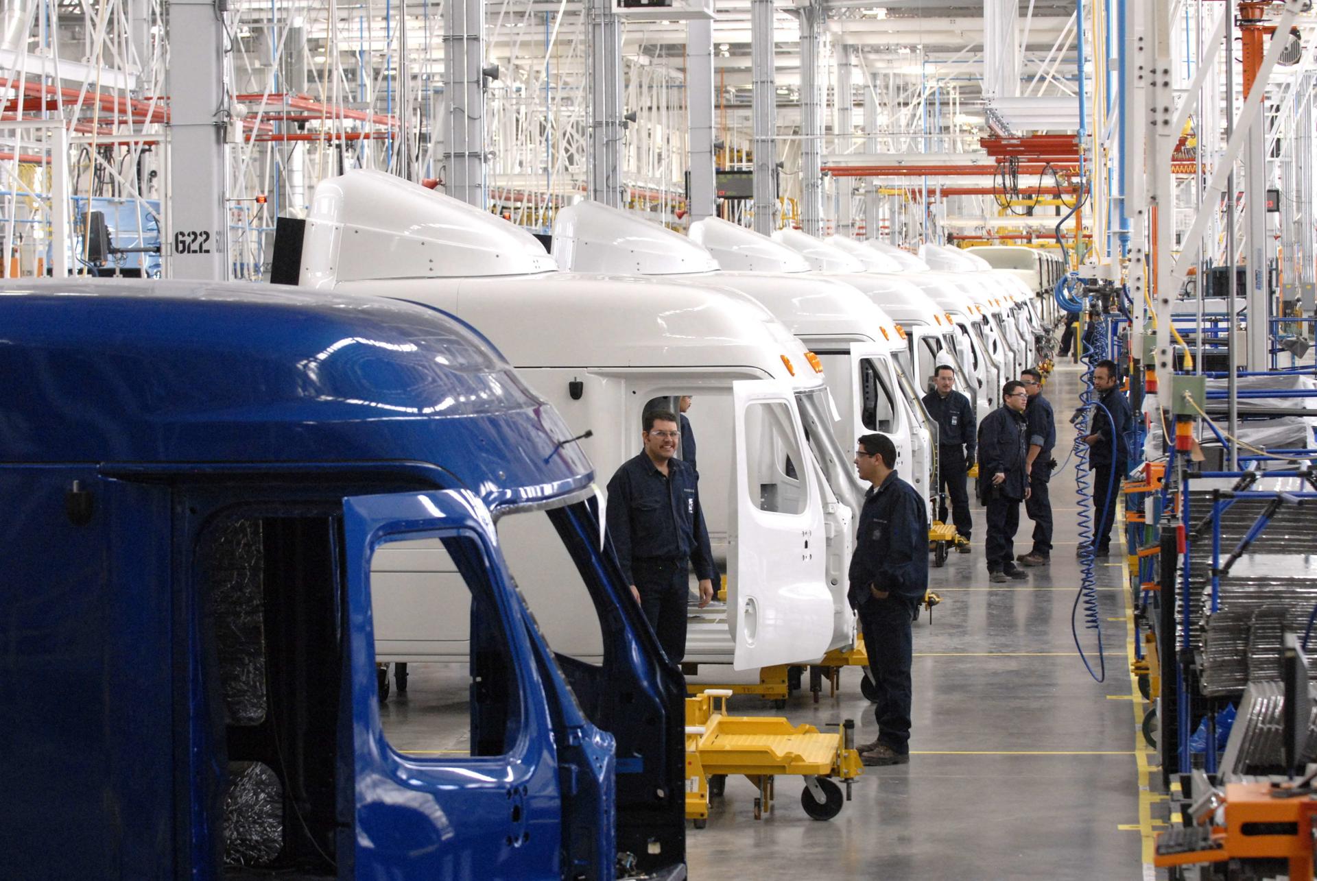 Empleados trabajan en una planta de de automóviles en México. Imagen de archivo. FE/Mario Guzmán