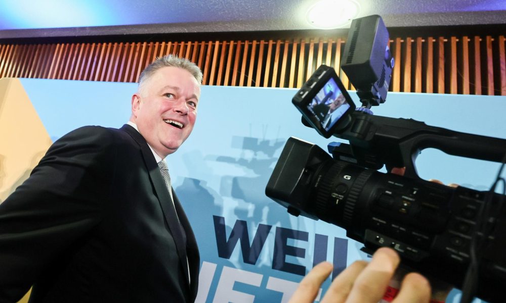 Maguncia (Alemania), 22/03/2026.- El candidato principal de la Unión Demócrata Cristiana (CDU) para las elecciones regionales de Renania-Palatinado de 2026, Gordon Schnieder (izquierda), llega a la fiesta electoral de la CDU tras la publicación de las encuestas a pie de urna, en Maguncia, Alemania, el 22 de marzo de 2026. Las primeras encuestas a pie de urna indican que la CDU va en cabeza con aproximadamente el 30,5 % de los votos. (Alemania) EFE/EPA/RONALD WITTEK