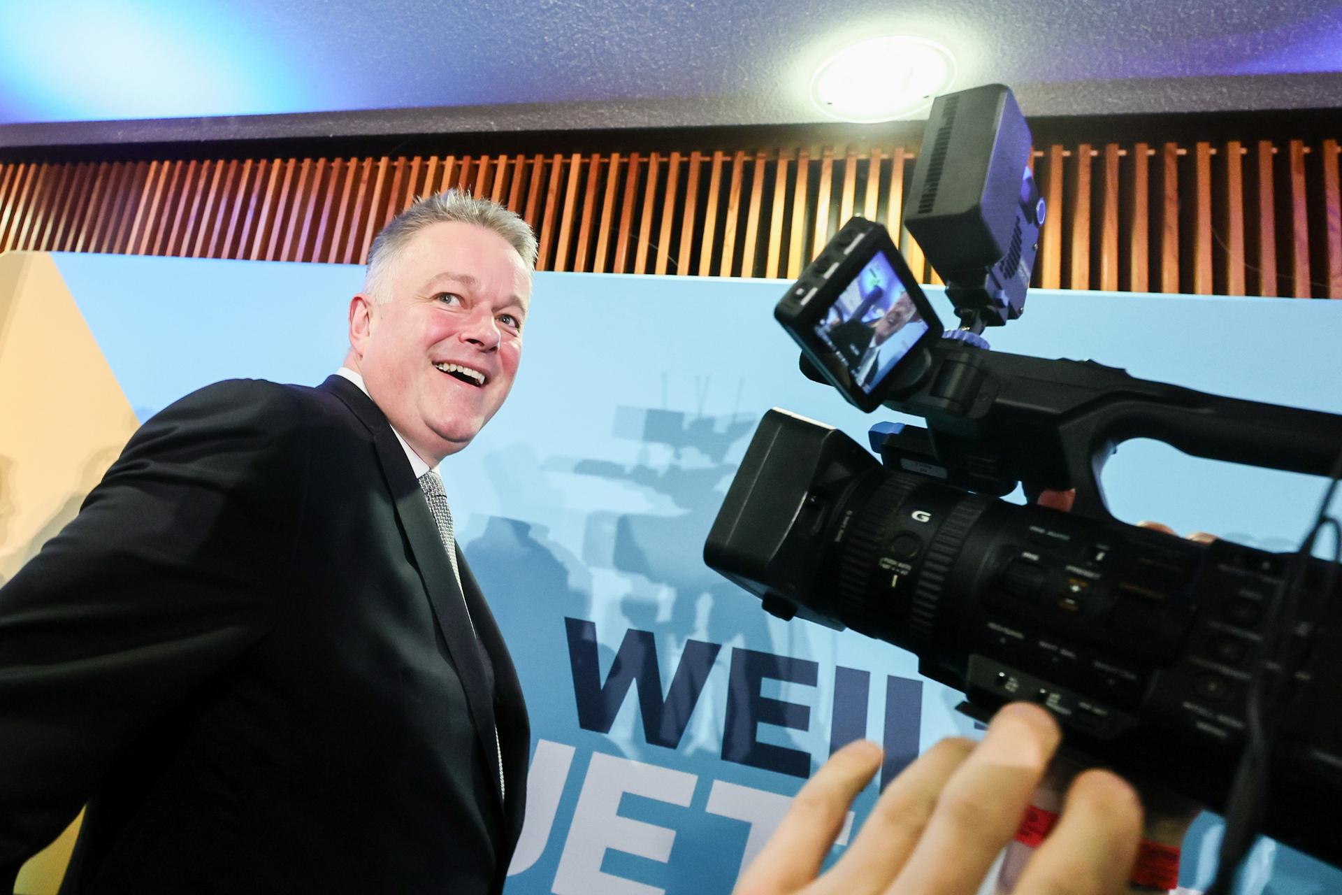 Maguncia (Alemania), 22/03/2026.- El candidato principal de la Unión Demócrata Cristiana (CDU) para las elecciones regionales de Renania-Palatinado de 2026, Gordon Schnieder (izquierda), llega a la fiesta electoral de la CDU tras la publicación de las encuestas a pie de urna, en Maguncia, Alemania, el 22 de marzo de 2026. Las primeras encuestas a pie de urna indican que la CDU va en cabeza con aproximadamente el 30,5 % de los votos. (Alemania) EFE/EPA/RONALD WITTEK