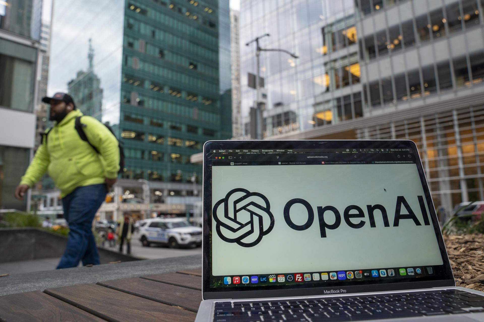 Fotografía de un computador con el logo de OpenAI en Nueva York (Estados Unidos). Imagen de archivo. EFE/ Angel Colmenares