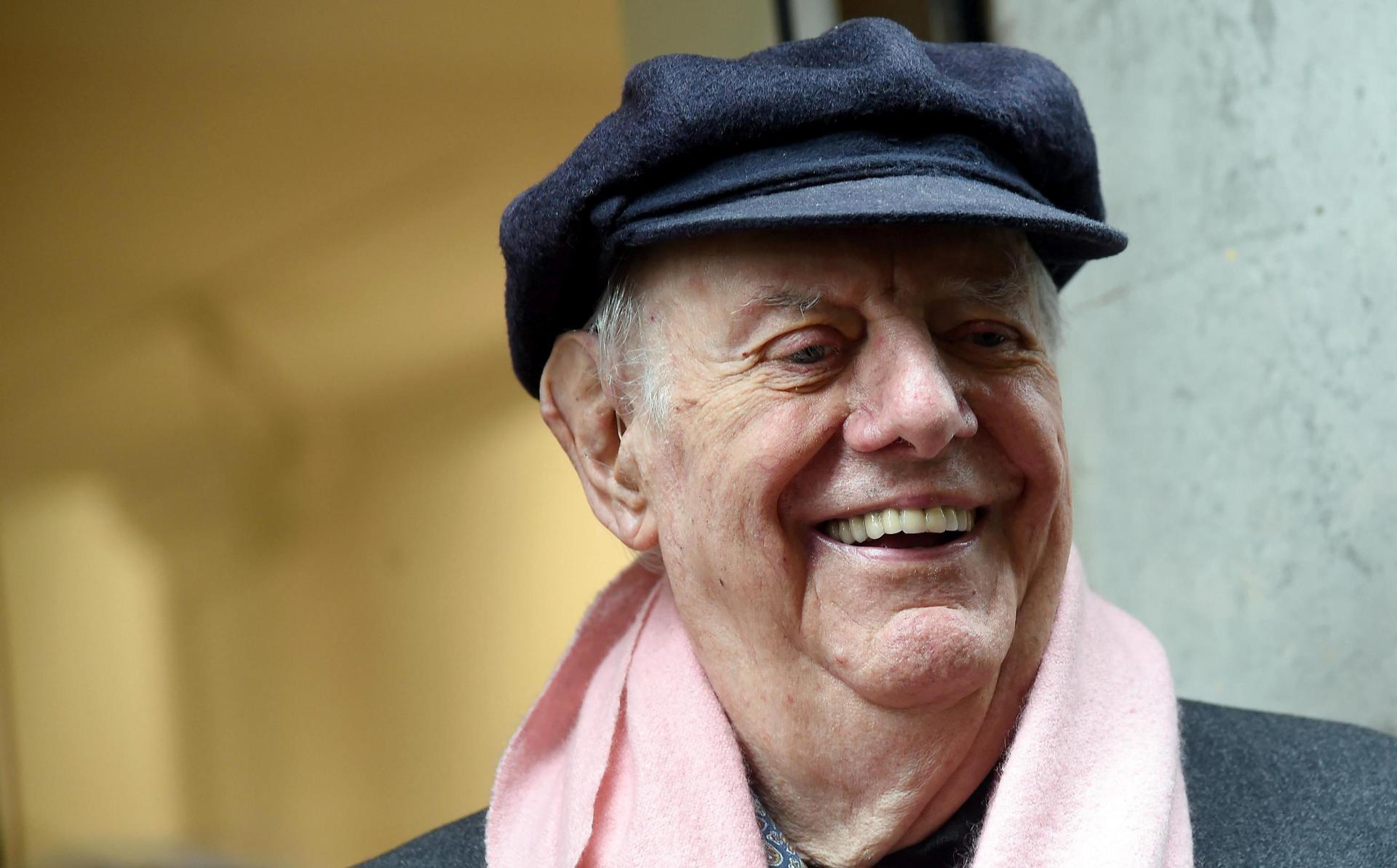 El nobel italiano Dario Fo, fotografiado el 12 de mayo de 2016 durante una presentación de la exhibición de sus cuadros inspirados en su última novela "Razza i zingaro" (Raza de gitano) en Milán, Italia. EFE/Daniel Dal Zennaro