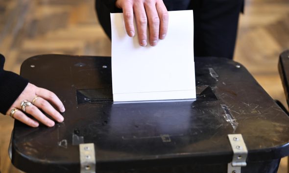 Un ciudadano emite su voto en las elecciones parlamentarias en una mesa electoral del Ayuntamiento de Aarhus, en Dinamarca, este martes 24 de marzo de 2026. (Elecciones, Dinamarca) EFE/EPA/MIKKEL BERG PEDERSEN SIN USO EN DINAMARCA