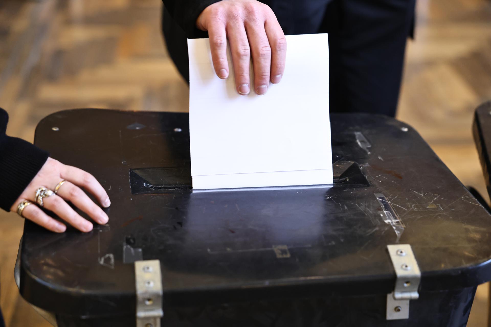 Un ciudadano emite su voto en las elecciones parlamentarias en una mesa electoral del Ayuntamiento de Aarhus, en Dinamarca, este martes 24 de marzo de 2026. (Elecciones, Dinamarca) EFE/EPA/MIKKEL BERG PEDERSEN SIN USO EN DINAMARCA