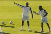 Los jugadores de la selección de Ecuador William Pacho (i), y Moisés Caicedo, durante el entrenamiento en el Estadio Municipal de Butarque en Leganés (Madrid), este martes. El conjunto dirigido por Sebastián Beccacece jugará contra Marruecos, este 27 de marzo, y el día 31 ante Países Bajos. EFE/ Sergio Pérez
