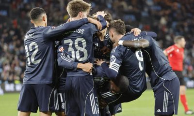 Los jugadores madridistas celebran con Fede Valverde(2d) el gol de la victoria ante el Celta. EFE/ Lavandeira Jr