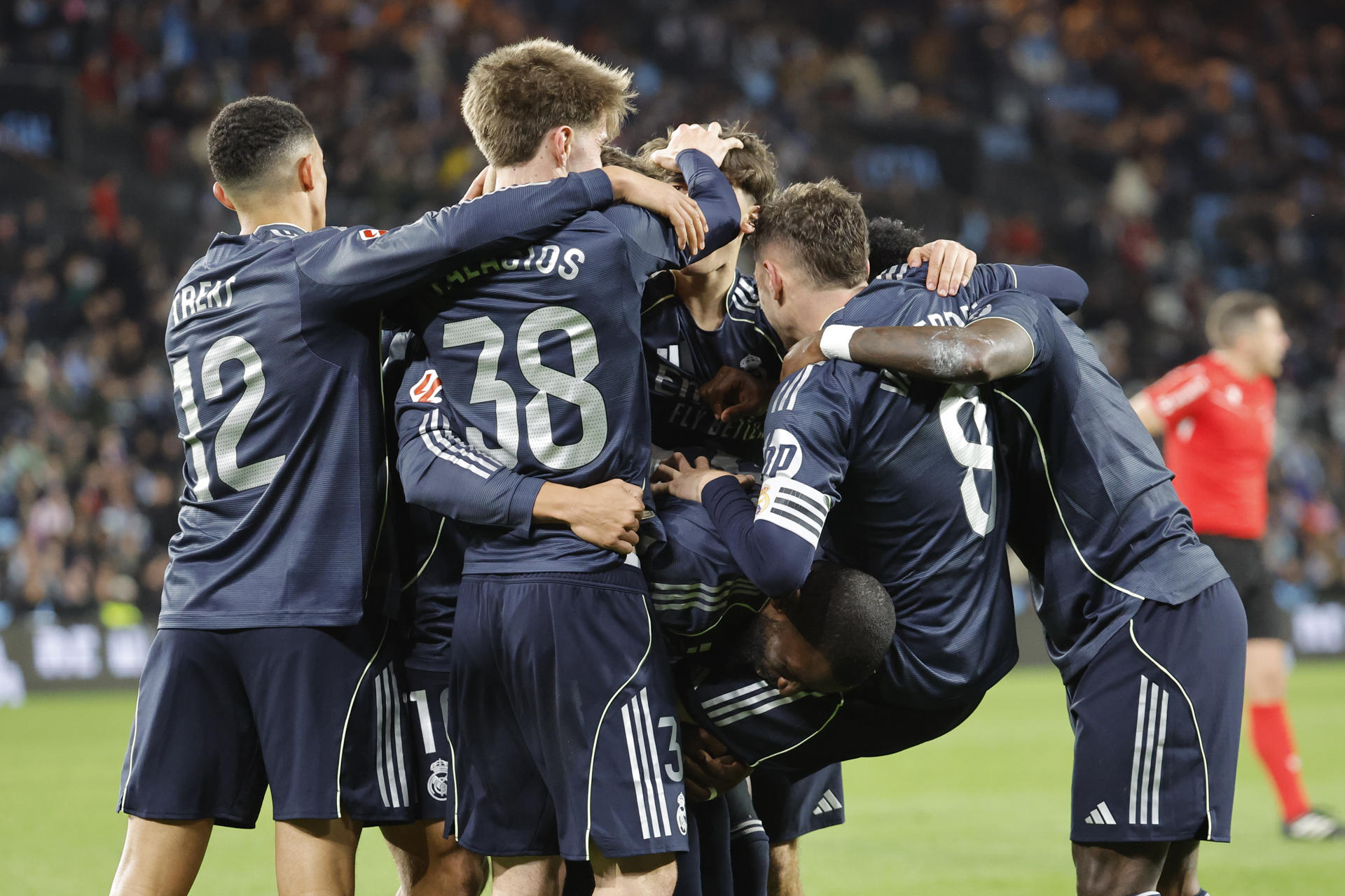Los jugadores madridistas celebran con Fede Valverde(2d) el gol de la victoria ante el Celta. EFE/ Lavandeira Jr
